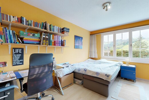 zimmer / schlafzimmer mit gipskartonwand, drywall, inside property, natürliches licht, und natural light