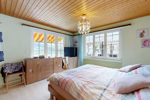zimmer / schlafzimmer mit drywall, gipskartonwand, natural light, natürliches licht, und wood ceiling