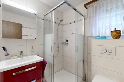 bad mit komplettes badezimmer, tile wall, fliesenwand, spiegel, und schminktisch