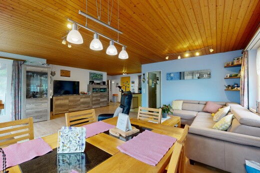 wohn- / esszimmer mit deckenbeleuchtung, track lighting, holzdecke, wood ceiling, und inside property