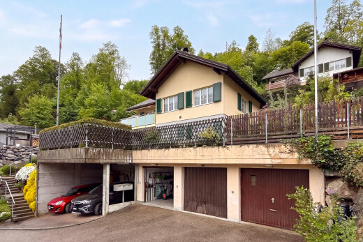 view of home featuring stucco siding and driveway