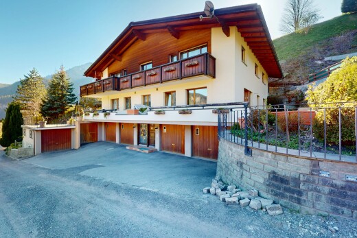 außenansicht mit blick auf die berge und balkon