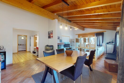 esszimmer mit gipskartonwand, balkendecke, holzfußboden, natürliches licht, und dachschräge