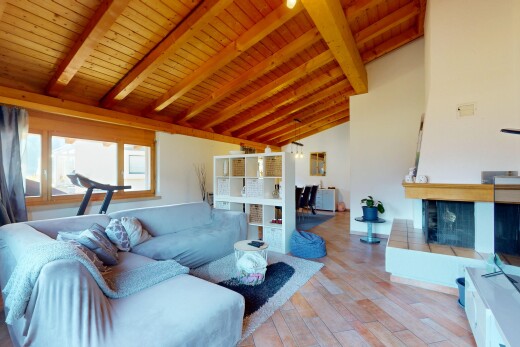 wohnzimmer mit dachschräge, gipskartonwand, natürliches licht, balkendecke, und holzfußboden