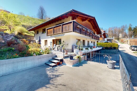 außenansicht mit stuckverkleidung und balkon