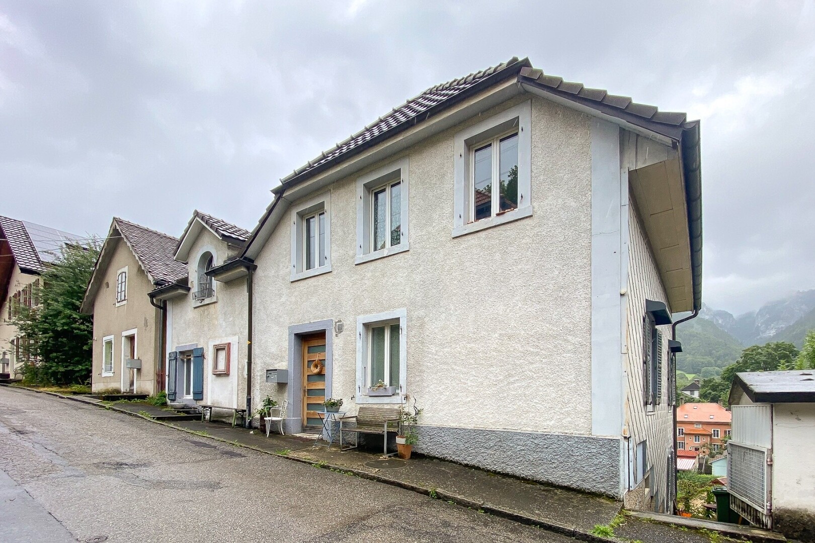 façade avec bardage en stuc, overcast, et property visible