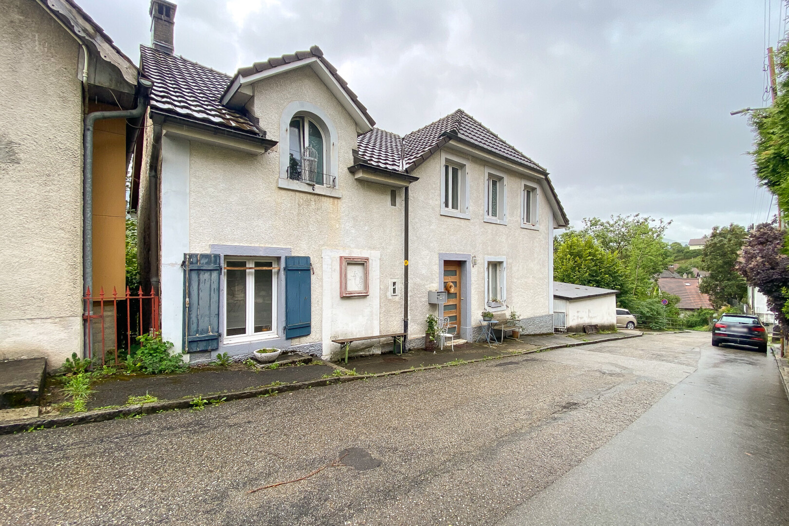 façade avec bardage en stuc, property visible, overcast, cheminée, et toit en tuiles