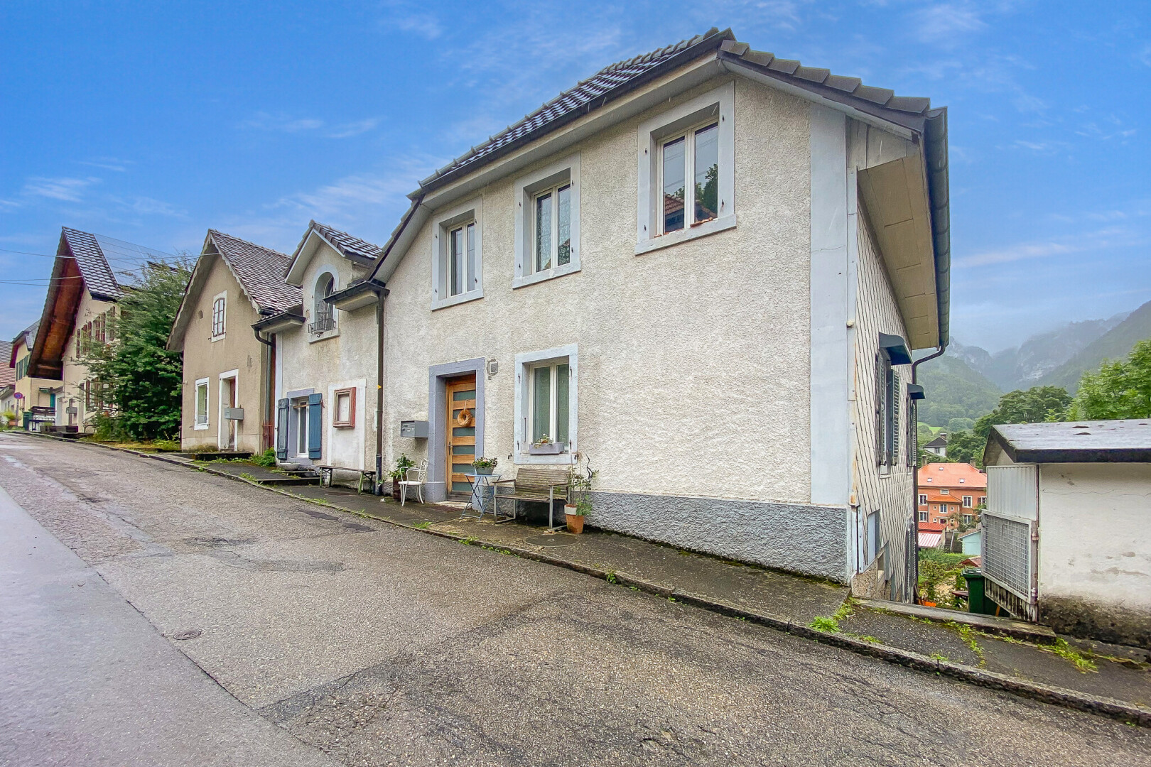 façade avec vue résidentielle, residential view, day time, property visible, et bardage en stuc