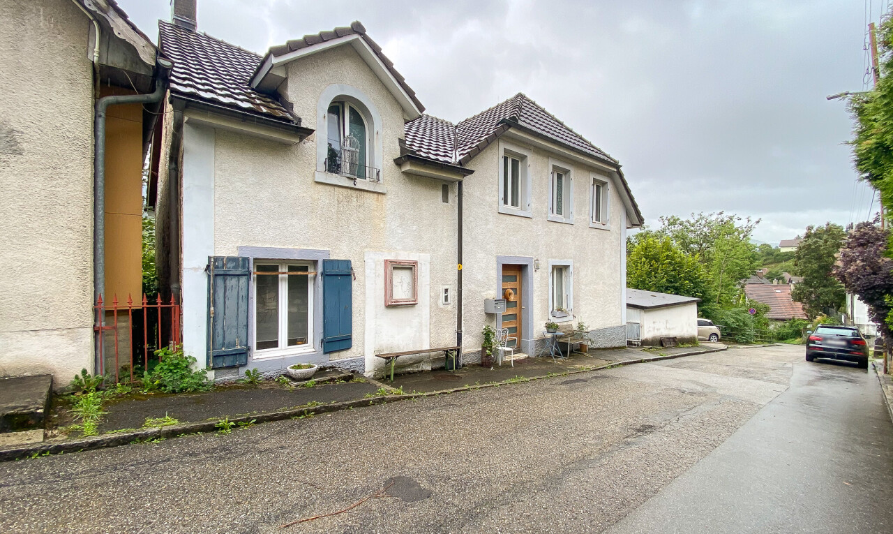 façade avec bardage en stuc, property visible, overcast, cheminée, et toit en tuiles