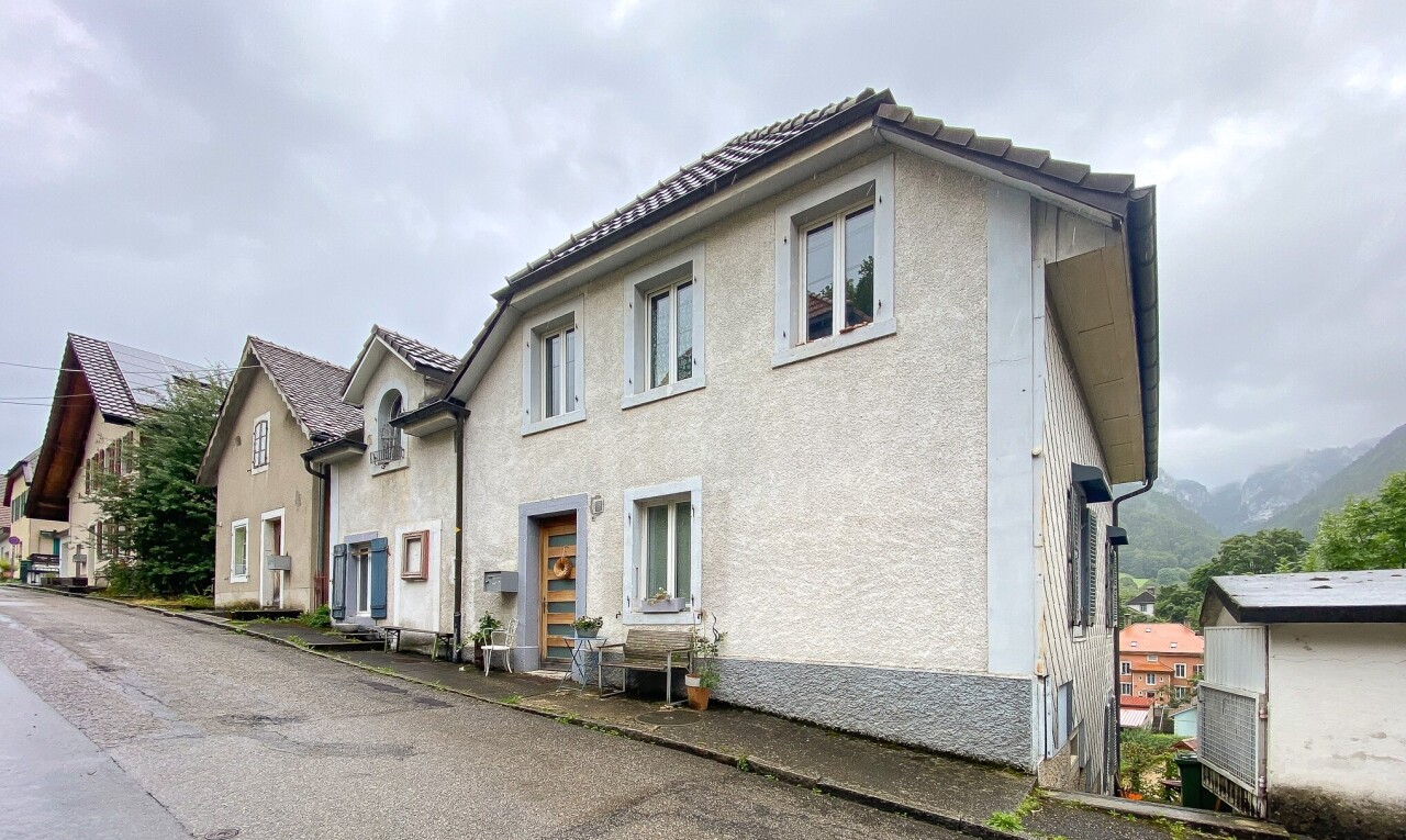 façade avec bardage en stuc, overcast, et property visible