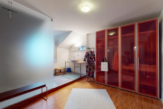 chambre avec inside property, drywall, cloison sèche, wood finish floor, et sol en finition bois
