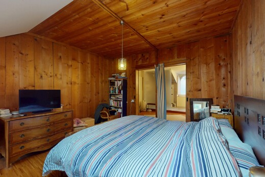 zimmer / schlafzimmer mit wood wall, holzwand, fernseher, inside property, und wood ceiling