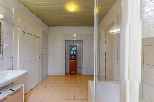 salle de bains avec tile wall, mur en carrelage, salle de bain complète, tile floor, et sol en carrelage