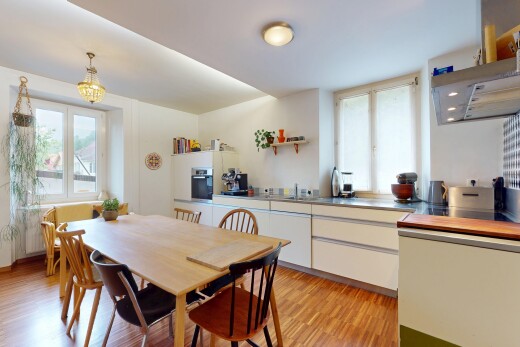 cuisine avec inside property, armoires blanches, wood finish floor, sol en finition bois, et drywall
