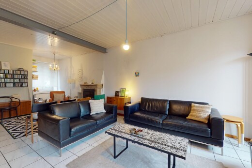 wohnzimmer mit tile floor, fliesenboden, drywall, gipskartonwand, und bemerkenswerter kronleuchter
