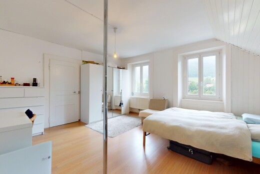 chambre avec natural light, lumière naturelle, wood finish floor, sol en finition bois, et inside property