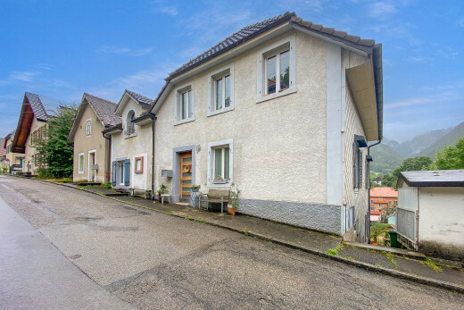 außenansicht mit wohngebietblick, residential view, day time, property visible, und stuckverkleidung