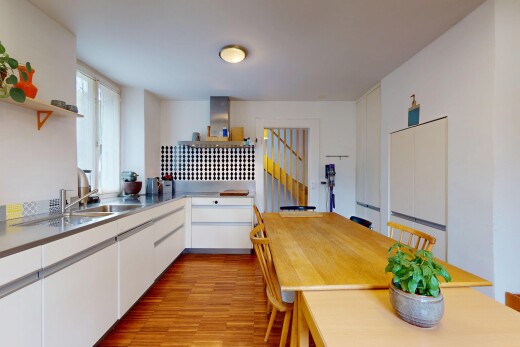 cuisine avec drywall, cloison sèche, inside property, natural light, et lumière naturelle