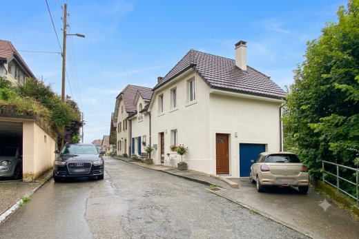 façade avec overcast, aire de stationnement, property visible, et clôture