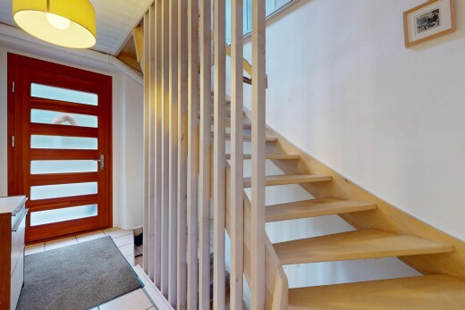 treppe mit drywall, gipskartonwand, inside property, treppen, und tile floor