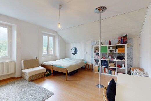 chambre avec pièce supplémentaire, wood finish floor, sol en finition bois, vaulted ceiling, et plafond voûté