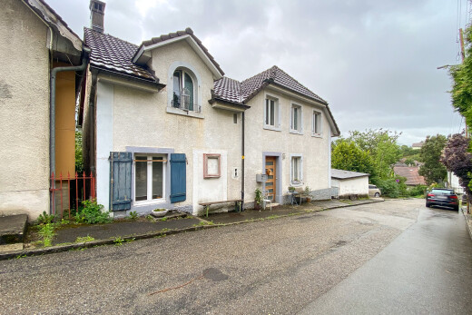 façade avec bardage en stuc, property visible, overcast, cheminée, et toit en tuiles