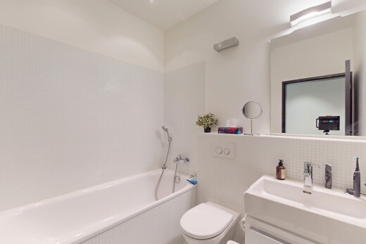 bad mit toilette, bad, komplettes badezimmer, waschbecken, und tile wall