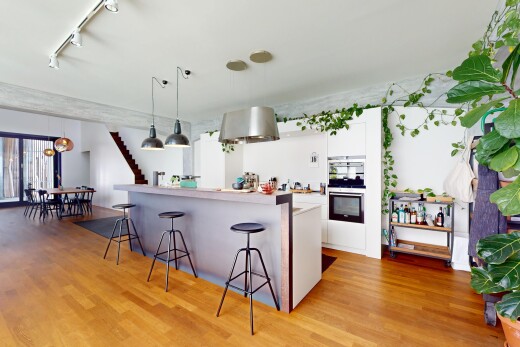 küche mit doppel backofen, inside property, küchenbar, holzfußboden, und wood finish floor