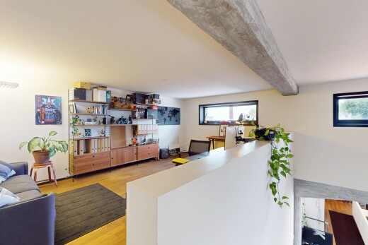 wohn- / esszimmer mit inside property, gipskartonwand, drywall, holzfußboden, und wood finish floor