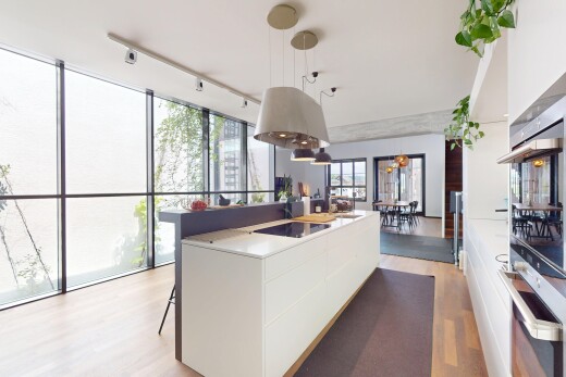 küche mit holzfußboden, wood finish floor, schränke mit flachen paneelen, inside community, und herd