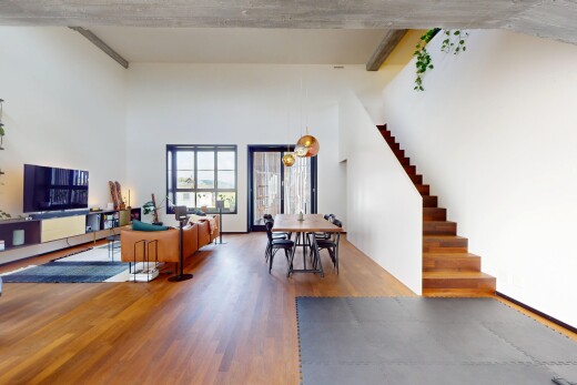 wohn- / esszimmer mit fernseher, inside property, natürliches licht, natural light, und holzfußboden