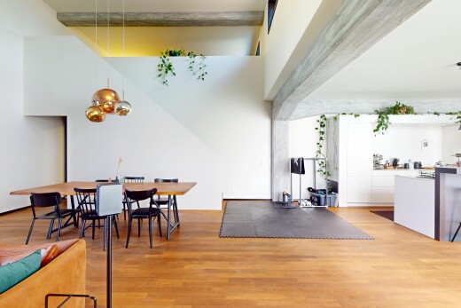 esszimmer mit inside property, holzfußboden, wood finish floor, balkendecke, und beamed ceiling