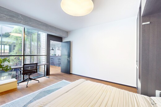 zimmer / schlafzimmer mit inside property, natürliches licht, natural light, holzfußboden, und wood finish floor