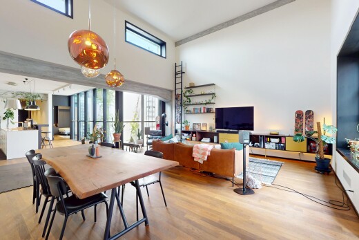 wohn- / esszimmer mit fernseher, inside property, natürliches licht, natural light, und holzfußboden