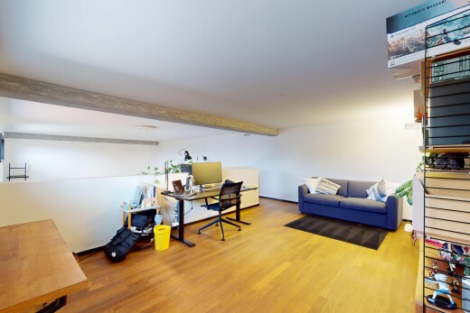 wohnzimmer mit inside property, drywall, gipskartonwand, wood finish floor, und holzfußboden