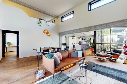 wohn- / esszimmer mit wood finish floor, holzfußboden, inside property, natural light, und natürliches licht