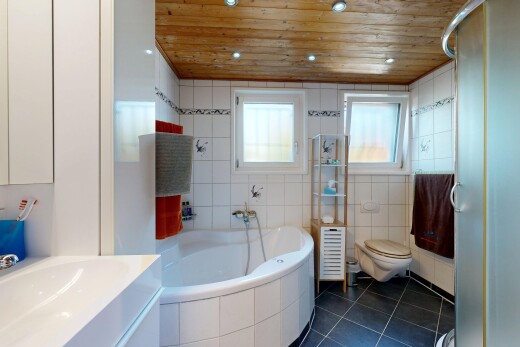 salle de bains avec salle de bain complète, wood ceiling, plafond en bois, toilette, et tile wall