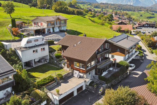 façade avec garage, allée, mountain view, et vue sur la montagne