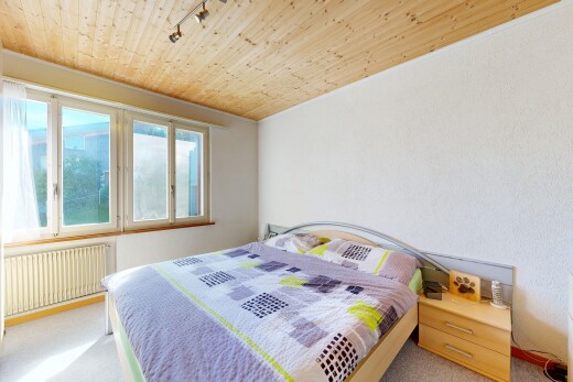 chambre avec wood ceiling, plafond en bois, radiateur, high end ceiling, et carpet