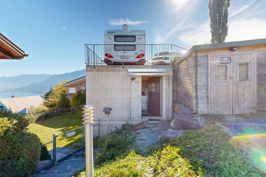 façade avec day time, clôture, mountain view, vue sur la montagne, et from property