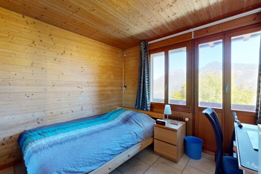 chambre avec wood ceiling, plafond en bois, espace bureau, wood wall, et mur en bois