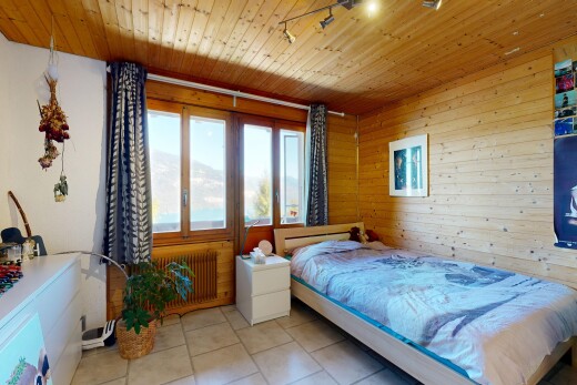 chambre avec plafond en bois, wood ceiling, mur en bois, wood wall, et day time