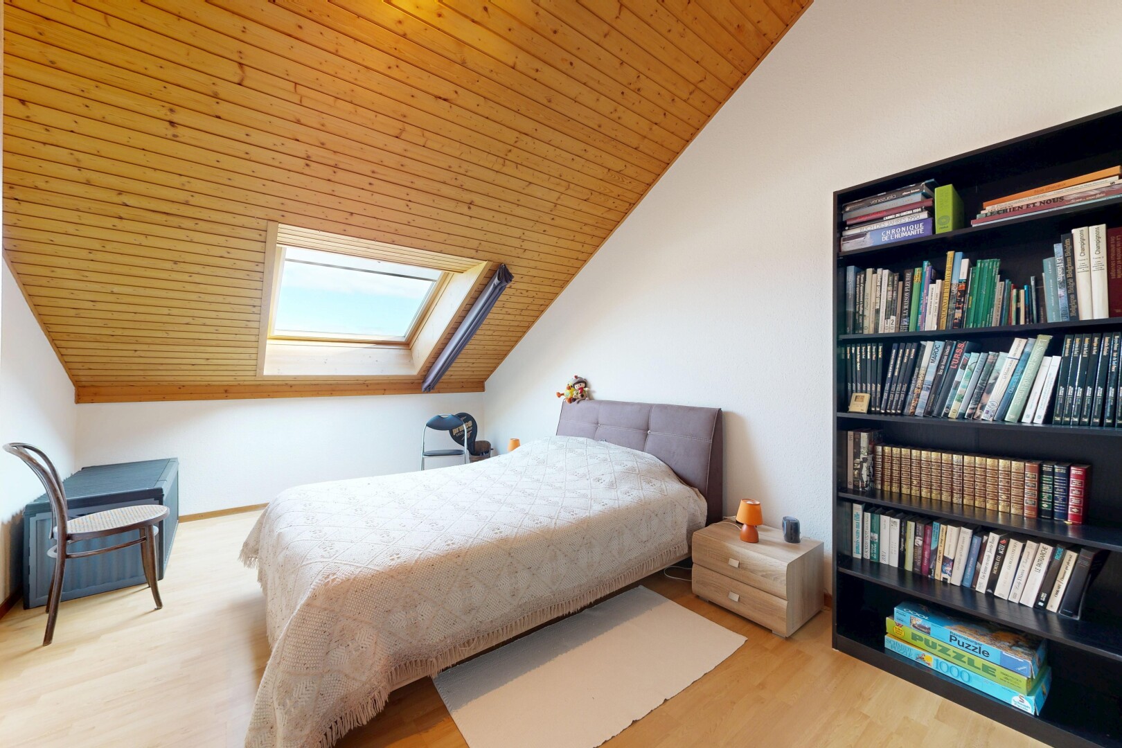 chambre avec plafond voûté, vaulted ceiling, cloison sèche, drywall, et pièce supplémentaire