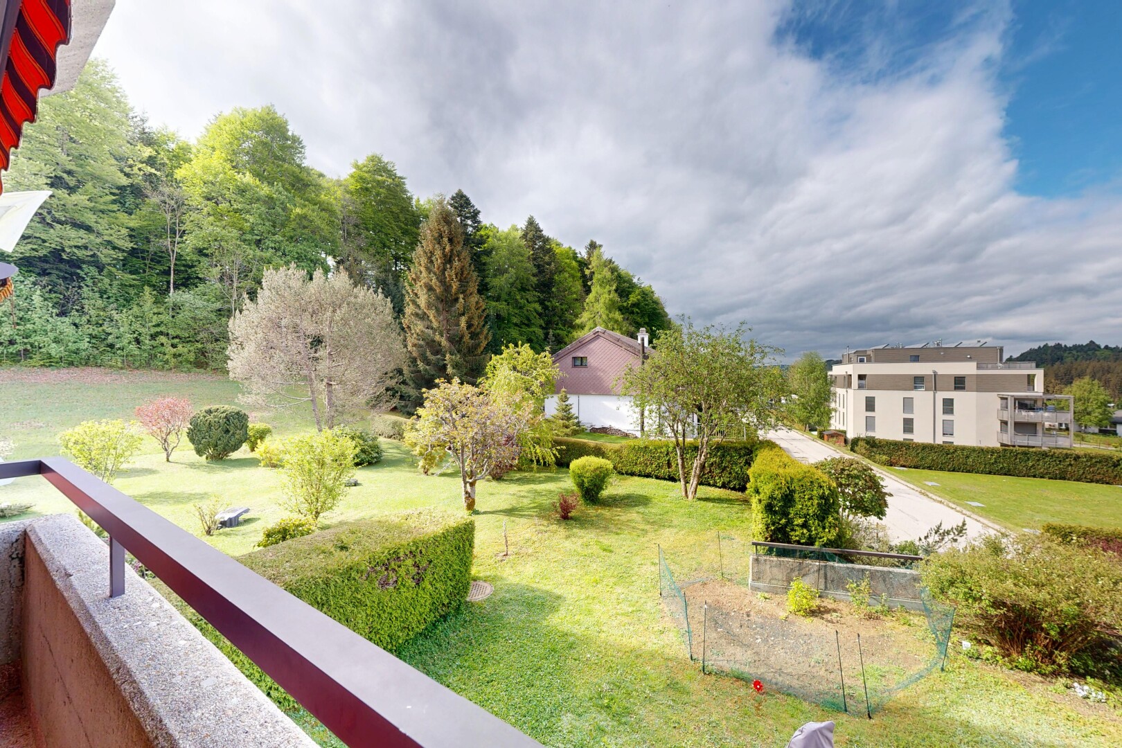 jardin avec pelouse et from property