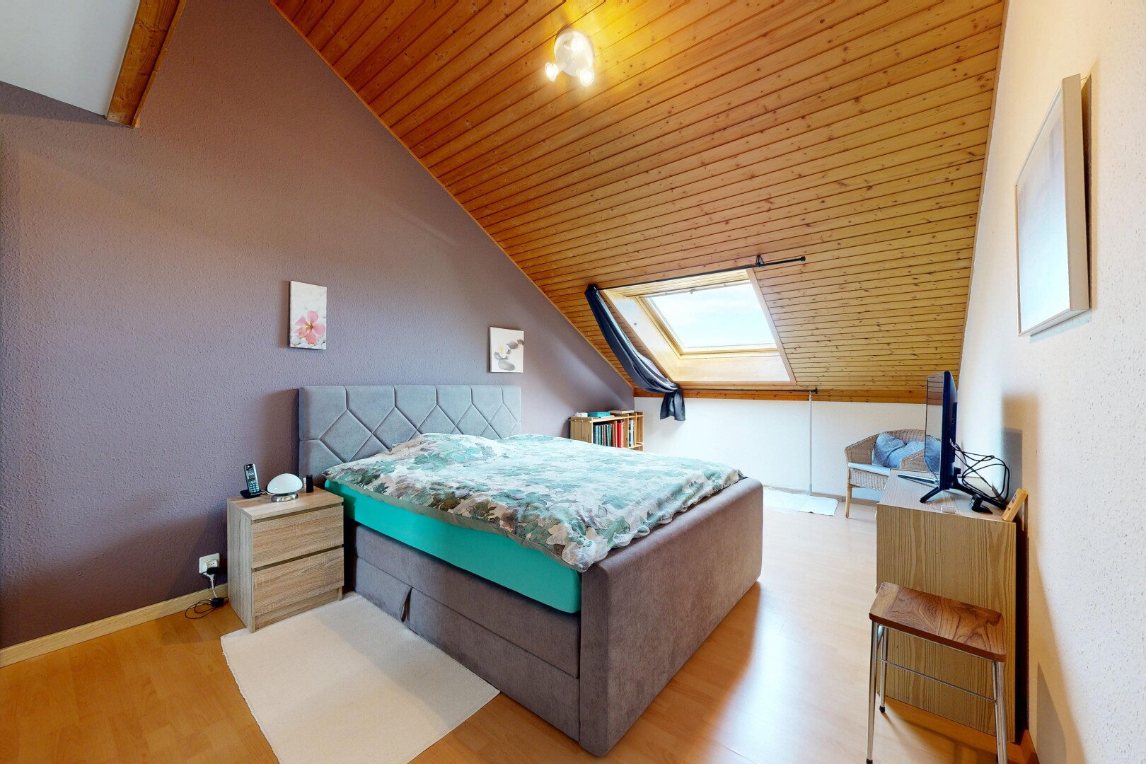 chambre avec puits de lumière, pièce supplémentaire, inside property, wood finish floor, et sol en finition bois