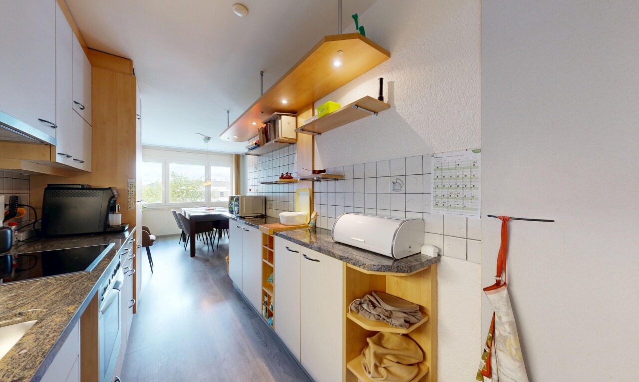 cuisine avec étagères ouvertes, open shelves, dark countertops, inside property, et four