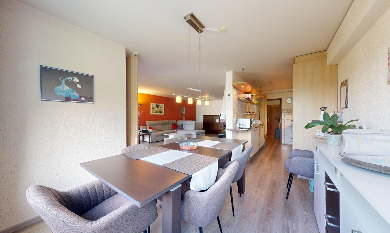 salon / salle à manger avec inside property, sol en finition bois, wood finish floor, light floor, et cloison sèche