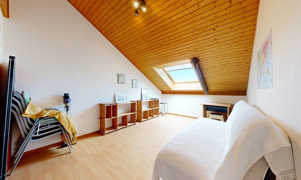 chambre avec cloison sèche, drywall, sol en finition bois, wood finish floor, et inside property