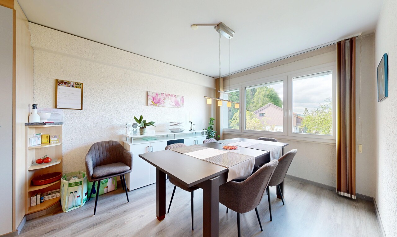 salle à manger avec inside property, wood finish floor, sol en finition bois, natural light, et lumière naturelle