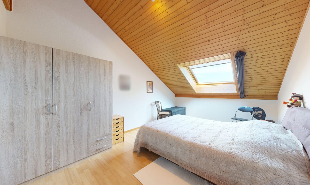 chambre avec puits de lumière, pièce supplémentaire, vaulted ceiling, plafond voûté, et drywall